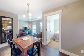 2 bedrooms, internet, bed sheets - Comfortable condo with sweeping mountain views, private balcony, & washer/dryer (Crested Butte)