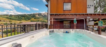 Comfortable condo with sweeping mountain views, private balcony, & washer/dryer