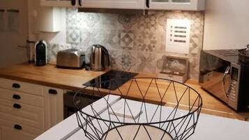 Fridge, microwave, oven, coffee/tea maker