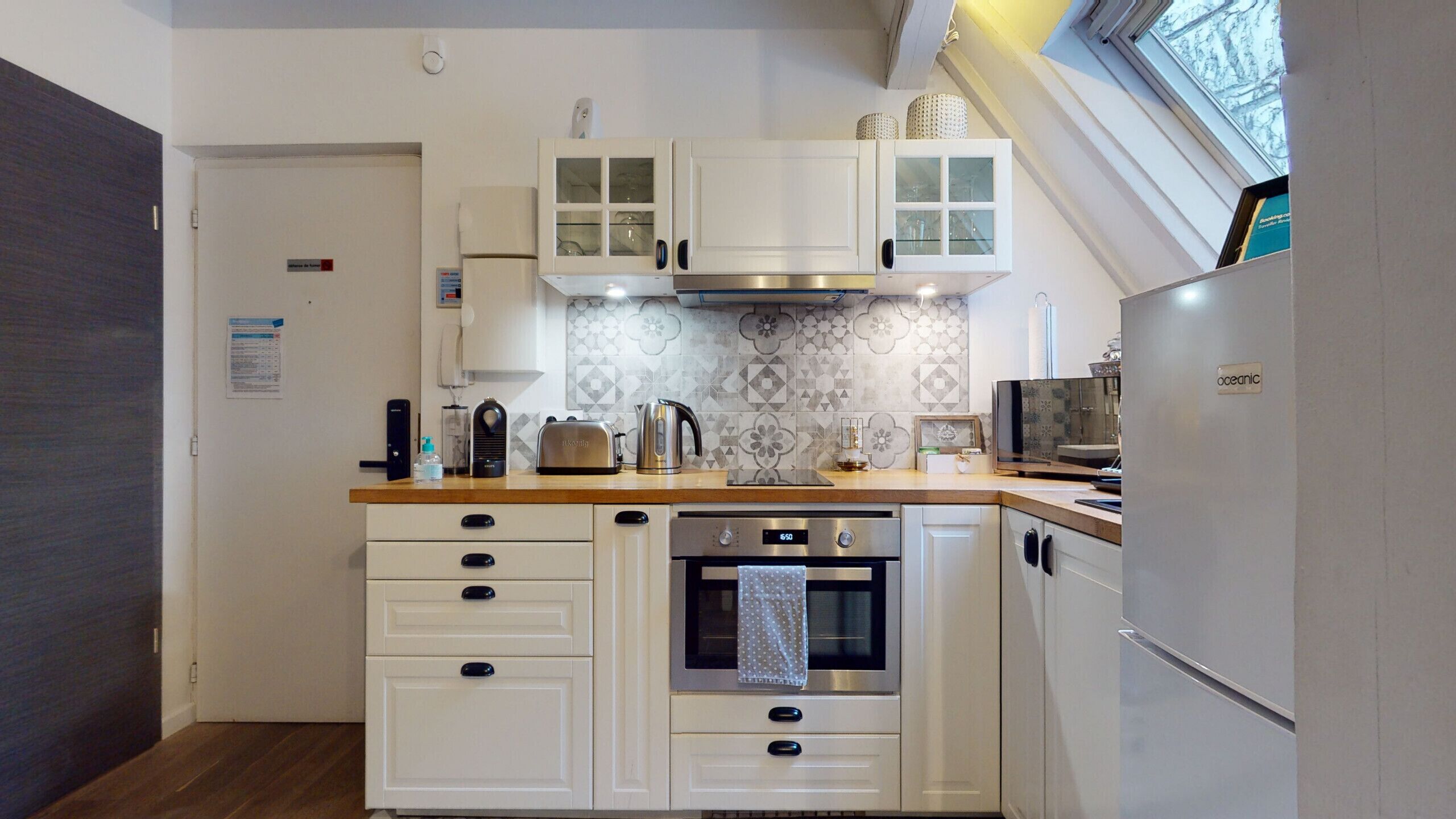 Fridge, microwave, oven, coffee/tea maker