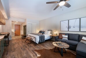 Silitysrauta/-lauta, Wi-Fi, vuodevaatteet