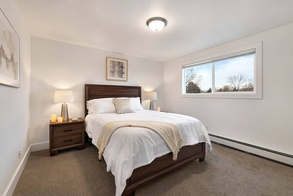 Casa de ciudad, varias camas, patio, vista al jardín (1755 E 16th St. Loveland) | 2 habitaciones, decoración personalizada y muebles diferentes 