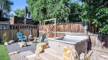 Apartment, 1 King Bed with Sofa bed, Patio, Garden View (633 Mathews St.) | Property grounds