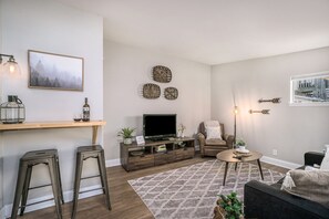 Apartamento, 1 cama de matrimonio grande con sofá cama, patio, vistas al jardín (633 Mathews St.) | Zona de estar | Televisión de 40 pulgadas con canales digitales