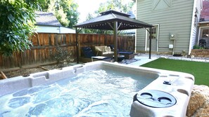 Apartamento, 1 cama de matrimonio grande con sofá cama, patio, vistas al jardín (633 Mathews St.) | Jardines del alojamiento