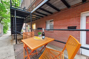 Condo, várias camas, varanda, vista para o jardim (220 Peterson St Unit 6) | Opções para refeição ao ar livre