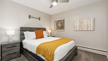 Lägenhet - flera sängar - uteplats - utsikt mot trädgården (220 Peterson St Unit 6) | 2 sovrum, individuell inredning, unika möbler och gratis wi-fi