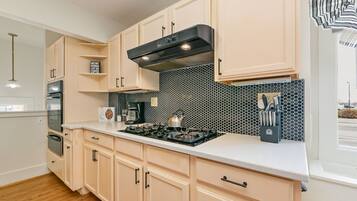 House, Multiple Beds, Patio, Garden View (725 E Mulberry St.) | Private kitchen