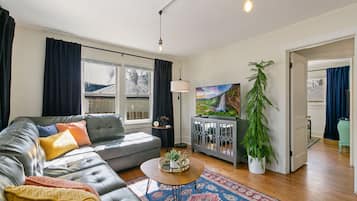 Hus, flere senger, terrasse, hageutsikt (725 E Mulberry St.) | Oppholdsområde | En 40-tommers TV med digitale kanaler