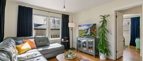 House, Multiple Beds, Patio, Garden View (725 E Mulberry St.) | Living area | 40-inch TV with digital channels