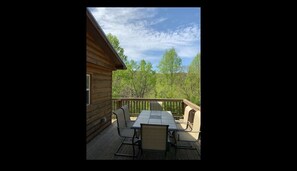 Outdoor dining - Log Cabin and Treehouse (Stanley)