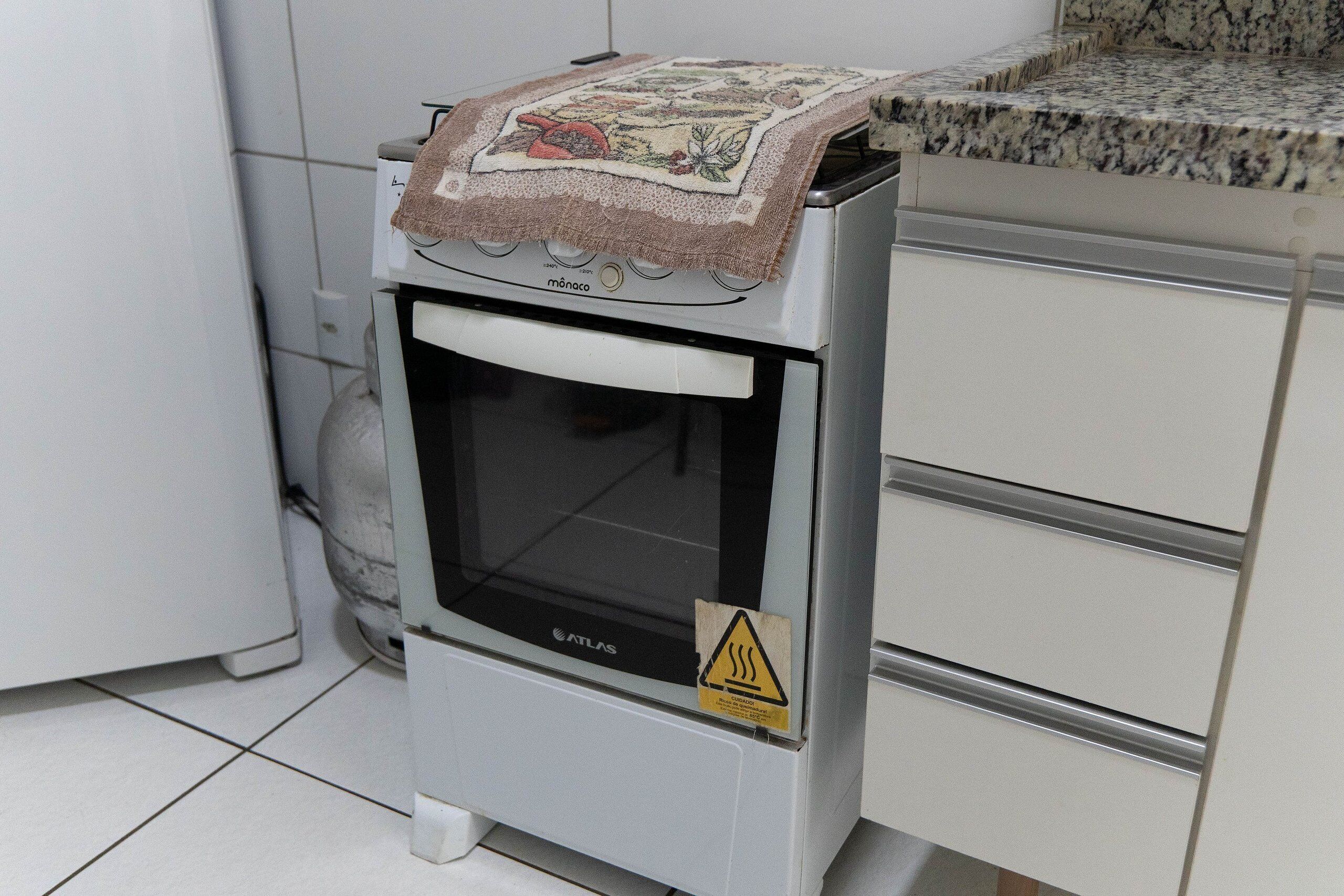 Una cocina compacta y moderna con horno y microondas integrados.