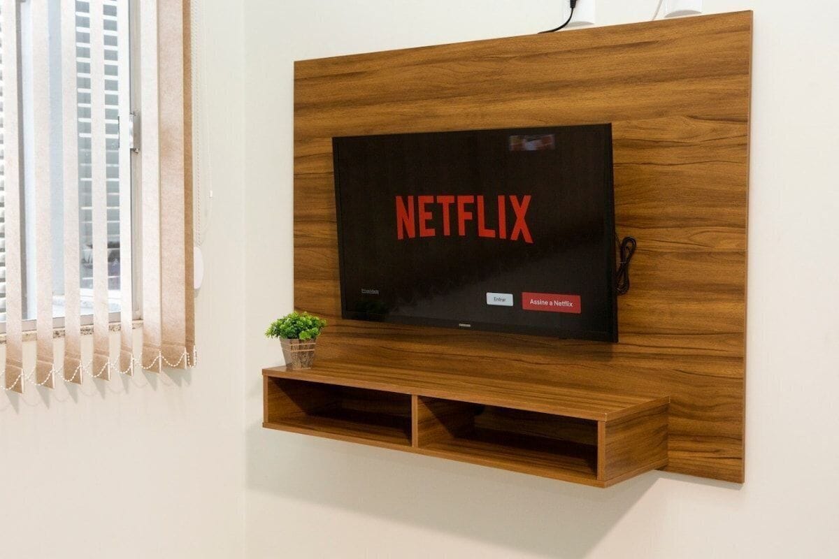 Ein Fernseher an einer Holzwand, mit Netflix-Logo.