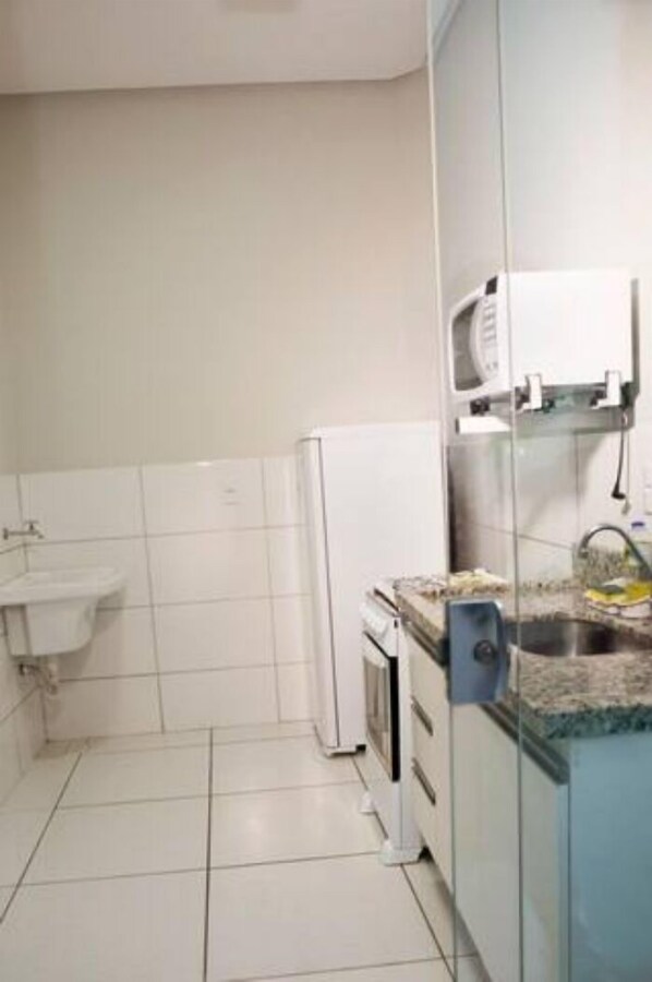 Apartment | Private kitchen | Microwave, blender, cookware/dishes/utensils