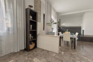 Apartment | Wohnbereich | Flachbildfernseher