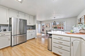 ハウス ベッド (複数台) スパ浴槽 ガーデンビュー (1500 Park Drive) | 専用キッチン | 冷蔵庫、電子レンジ、オーブン、コンロ