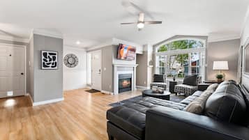 Casa, varias camas, hidromasaje, vista al jardín (1500 Park Drive) | Área de sala de estar | Televisión de 40 pulgadas con canales digitales y chimenea