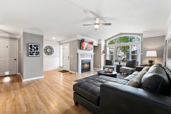 House, Multiple Beds, Hot Tub, Garden View (1500 Park Drive) | Living area | 40-inch TV with digital channels, fireplace