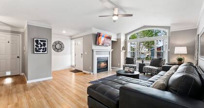 Scandinavian Chic – Hot Tub, Bikes and Lake Life!