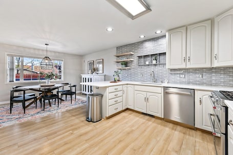 House, Multiple Beds, Hot Tub, Garden View (1500 Park Drive) | Private kitchen | Fridge, microwave, oven, stovetop