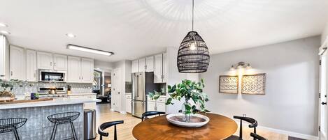 Hus - flere senge - boblebad - udsigt til have (1500 Park Drive) | Spiseområde