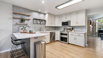 Casa, varias camas, hidromasaje, vista al jardín (1500 Park Drive) | Cocina privada | Refrigerador, microondas, horno y parrilla de estufa