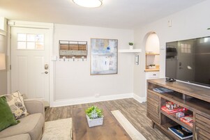 Apartment, Multiple Beds, Kitchen, Garden View (1534 10th Ave. - Lower) | Living area | 40-inch TV with digital channels