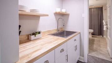 Departamento, varias camas, cocina, vista al jardín (1534 10th Ave. - Lower) | Cocina privada | Refrigerador, microondas, horno y parrilla de estufa