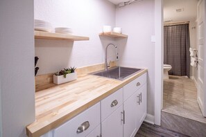 Leilighet, flere senger, kjøkken, hageutsikt (1534 10th Ave. - Lower) | Eget kjøkken | Kjøleskap, mikrobølgeovn, ovn og kokeplater