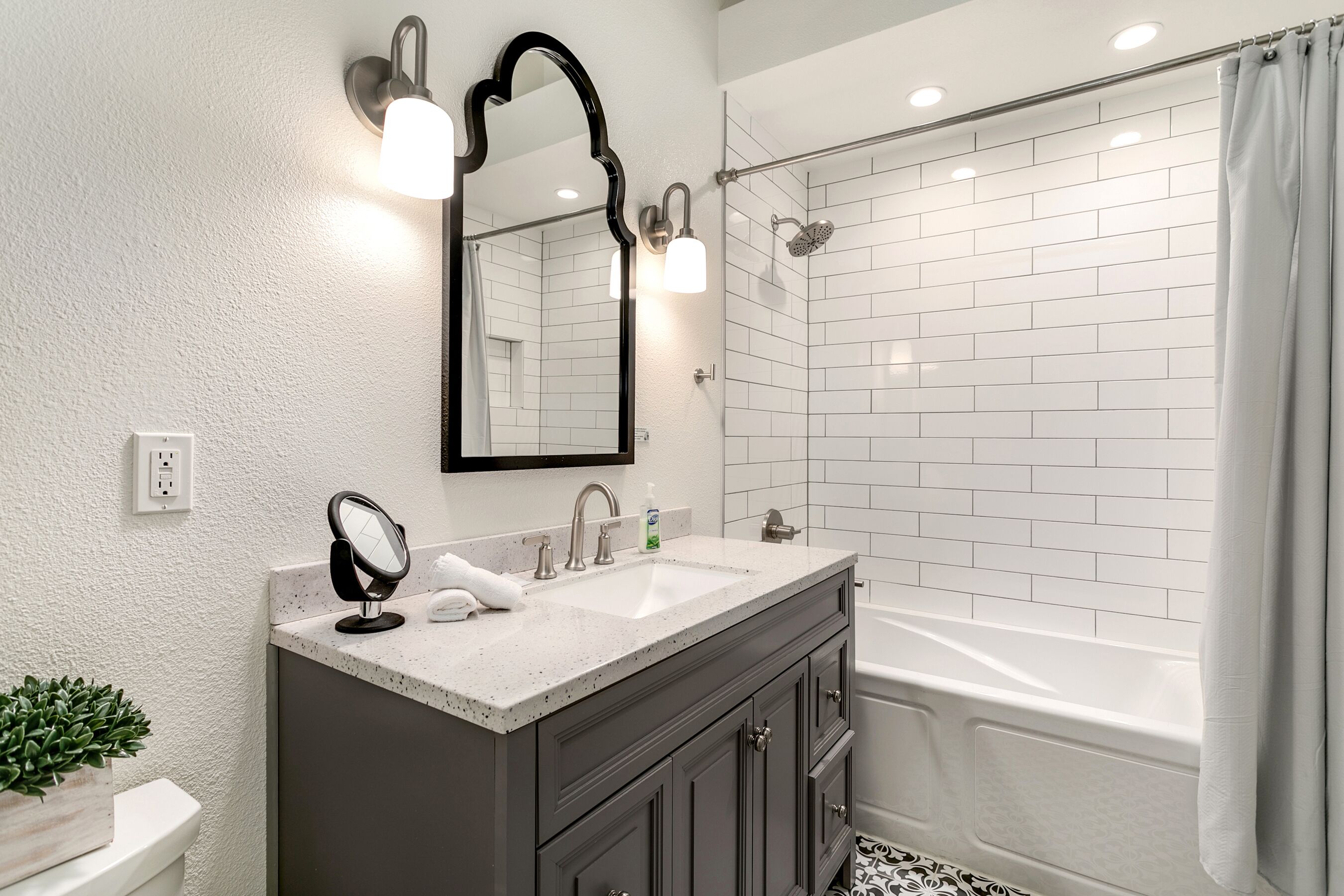 House, Multiple Beds, Patio, Garden View (827 Heschel St. (Unit B)) | Bathroom | Designer toiletries, towels, toilet paper