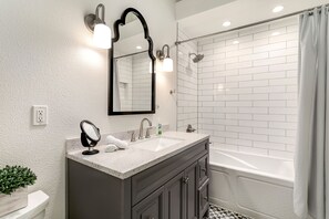 Ferienhaus, Mehrere Betten, Terrasse, Gartenblick (827 Heschel St. (Unit B)) | Badezimmer | Designer-Toilettenartikel, Handtücher, Toilettenpapier