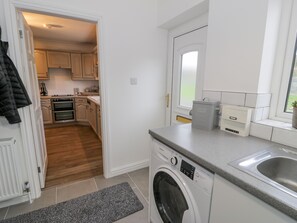 Geladeira, lava-louças, talheres/pratos/utensílios de cozinha