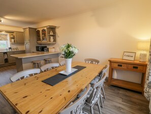 Geladeira, lava-louças, talheres/pratos/utensílios de cozinha