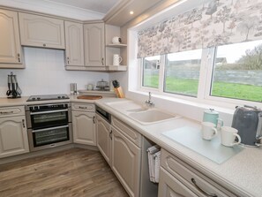 Fridge, dishwasher, cookware/dishes/utensils - Cynefin (Llanerchymedd)