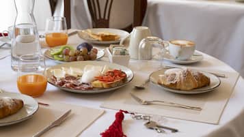 TĂ€gliches inbegriffenes FrĂŒhstĂŒcksbuffet
