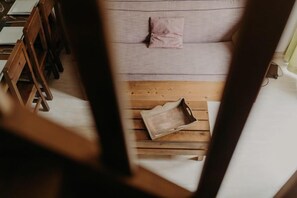 Télévision, baby-foot, table de tennis de table, chaîne hi-fi