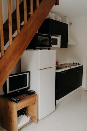 Een koelkast, een microgolfoven, een oven