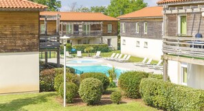 Een buitenzwembad en een verwarmd zwembad