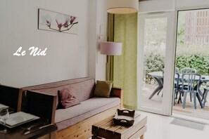 Télévision, baby-foot, table de tennis de table, chaîne hi-fi