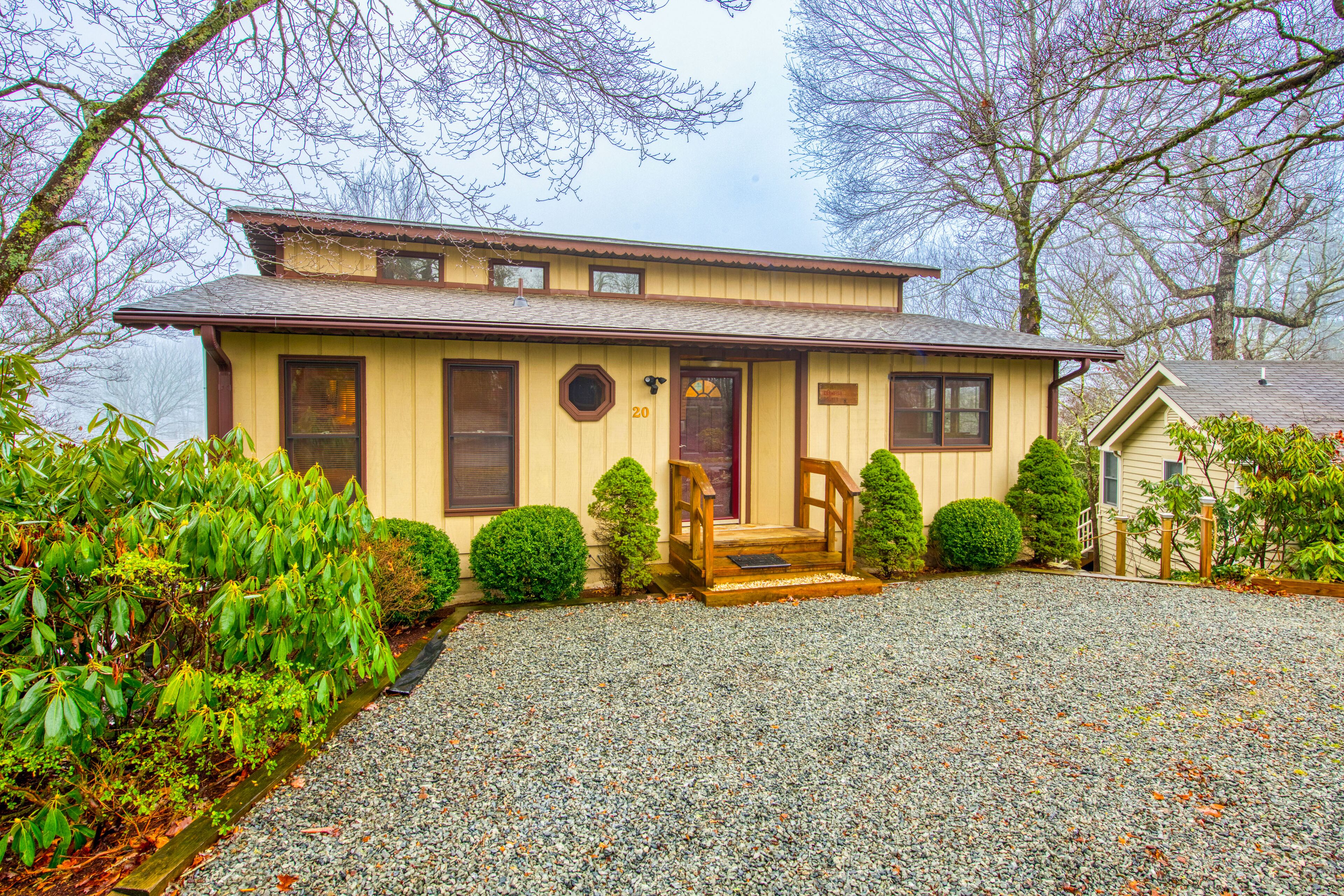 Charming home with fireplace, nearby skiing, pool, game room, & washer/dryer