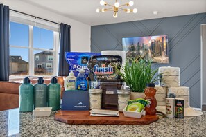 House, Multiple Beds, Hot Tub, Garden View (750 Jerome St. (Unit 6)) | Interior