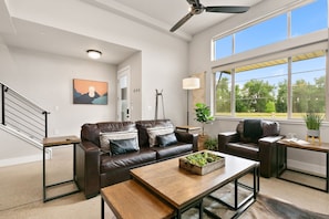 House, Berbilang Katil, Hot Tub, Mountain View (750 Jerome St Unit 6) | Ruang tamu | 55 inci televisyen skrin rata dengan digital, pendiangan