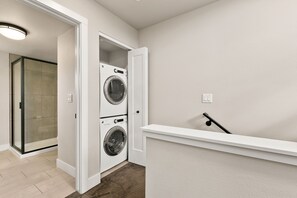 House, Multiple Beds, Hot Tub, Garden View (750 Jerome St. (Unit 6)) | Interior