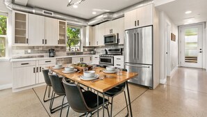 منزل - عدة أسرّة - بمغطس ساخن - منظر للجبل (750 Jerome St Unit 6) | مطبخ خاص | ماكينة لصنع القهوة/الشاي، ثلاجة، ميكروويف، فرن