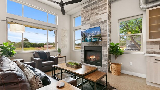 منزل - عدة أسرّة - بمغطس ساخن - منظر للجبل (750 Jerome St Unit 6) | منطقة المعيشة | تلفزيون بشاشة مسطحة بحجم 55-بوصة يعرض قنوات تلفزيونية رقمية، مدفأة