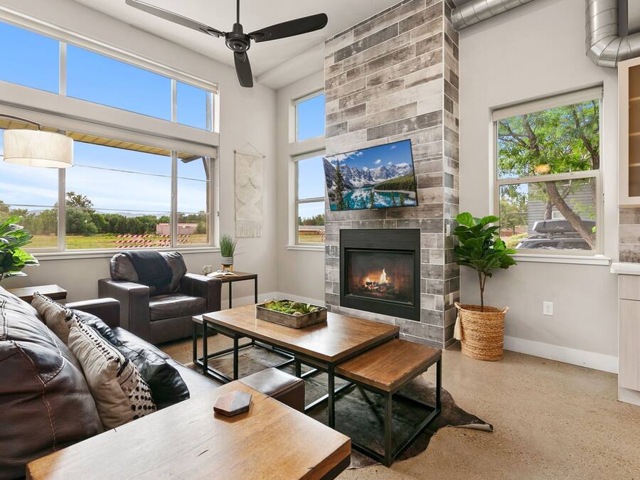 Casa, várias camas, banheira de imersão, vista para a montanha (750 Jerome St Unit 6) | Área de estar | TV de tela plana 55 polegadas com canais digitais, lareira