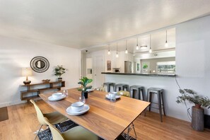 하우스, 침대(여러 개), 온수 욕조, 정원 전망 (1112 Cherry St.) | 다이닝