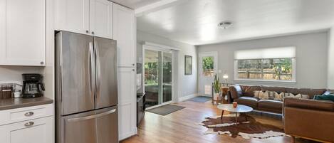 ハウス ベッド (複数台) スパ浴槽 ガーデンビュー (1112 Cherry St.) | 専用キッチン | 冷蔵庫、電子レンジ、オーブン、コンロ