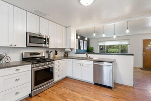 하우스, 침대(여러 개), 온수 욕조, 정원 전망 (1112 Cherry St.) | 전용 주방 | 냉장고, 전자레인지, 오븐, 쿡탑