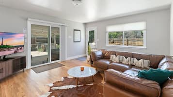House, Multiple Beds, Hot Tub, Garden View (1112 Cherry St.) | Living area